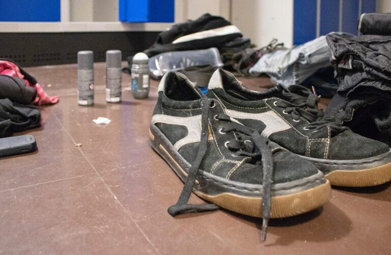 Illusiassa asunnottomat voivat säilyttää tavaroitaan lokerossa.